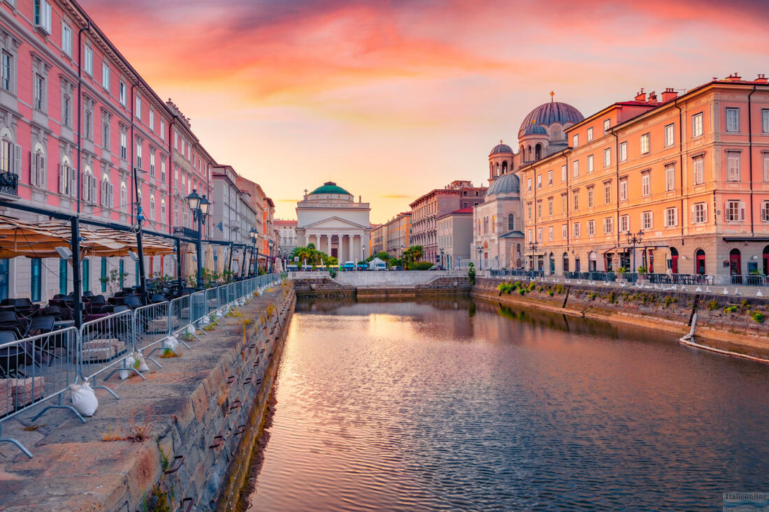 Wspaniały poranny widok na Canal Grande di Trieste i kościół SantAntonio Nuovo w tle