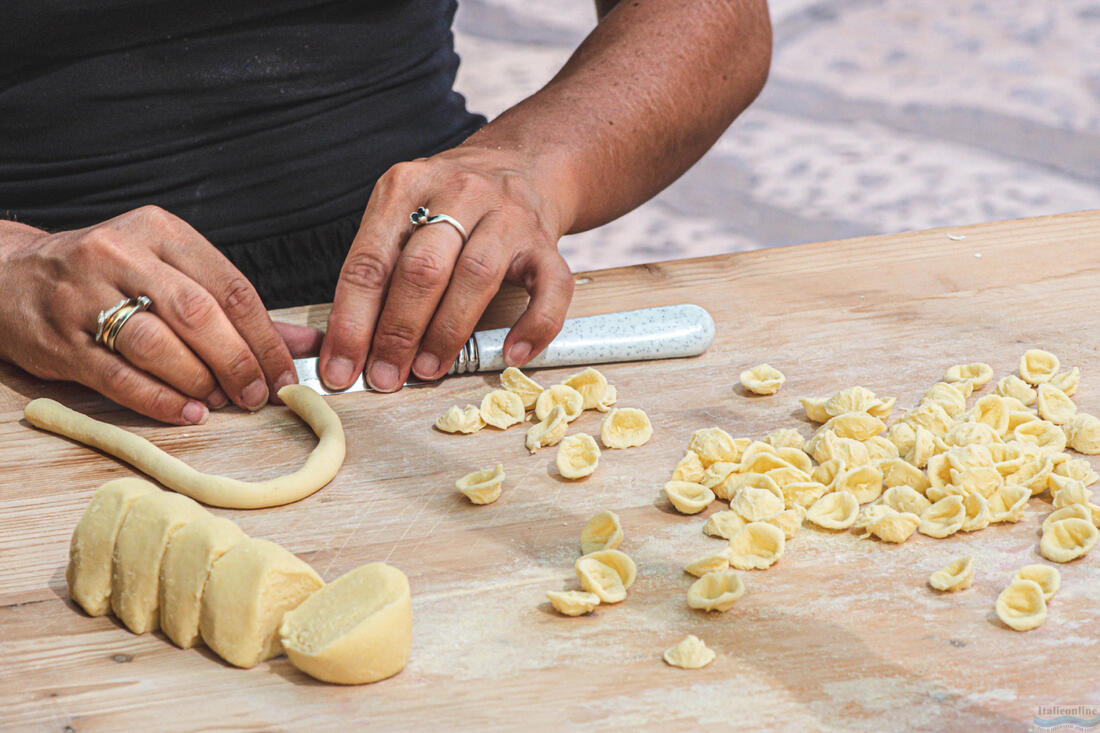 Bari - miejscowa kobieta przygotowuje na ulicy makaron Orecchiette