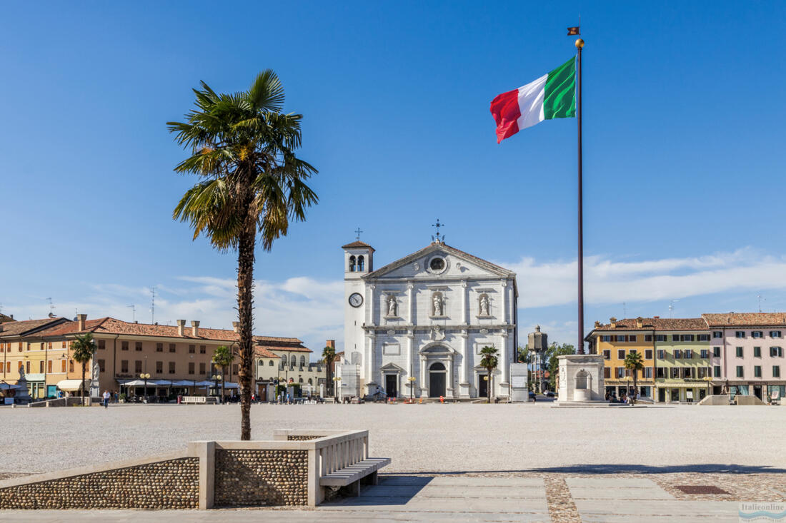 Główny plac, Piazza Grande w Palmanova, na tle Chiesa del Santissimo Redentore