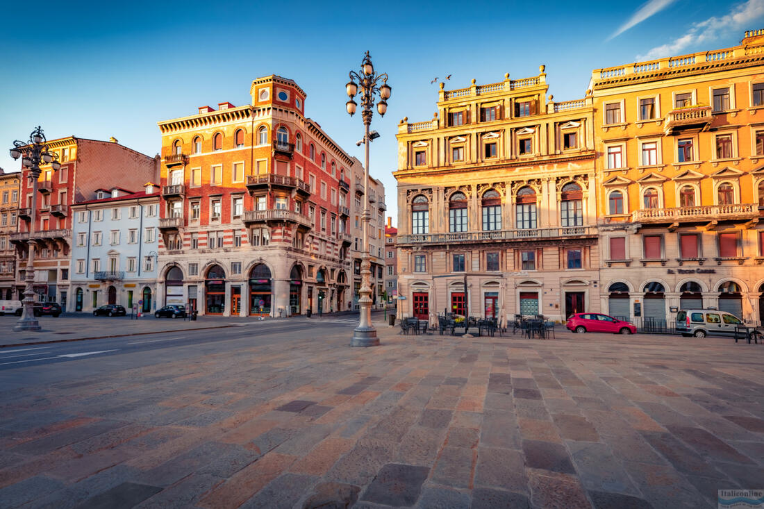 Wspaniały poranny widok na plac miejski Piazza del Ponte Rosso