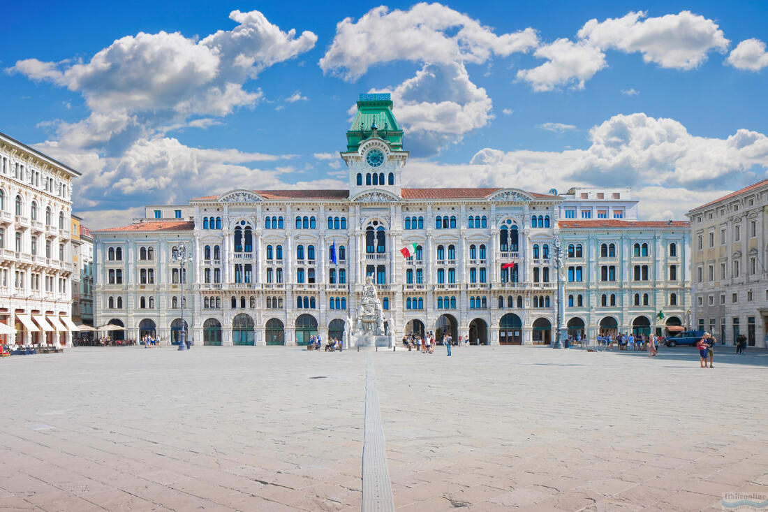 Widok na Piazza Unità dItalia w Trieście, największy nadmorski plac w Europie