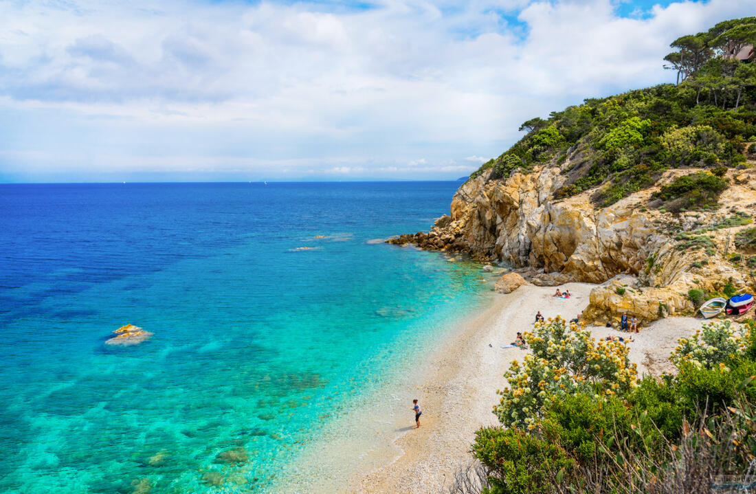 Piękna plaża La Sorgente na wyspie Elba