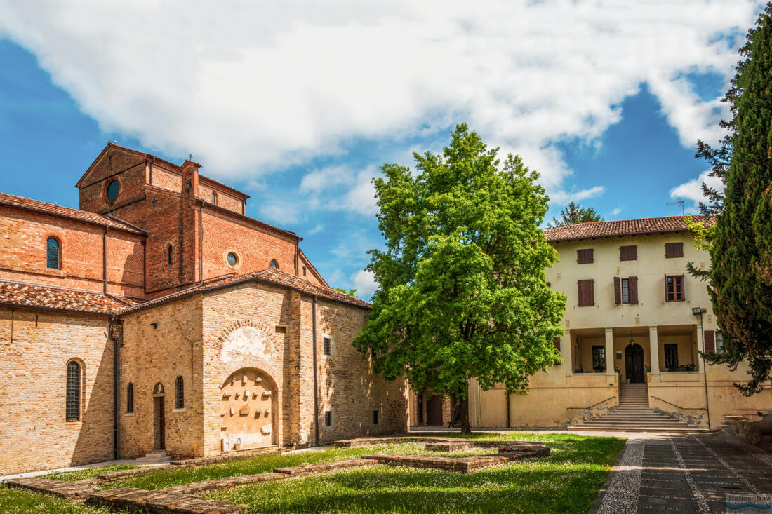 Dziedziniec opactwa Santa Maria in Silvis w Sesto al Reghena z fundamentami pierwotnego starożytnego kościoła z trzema absydami