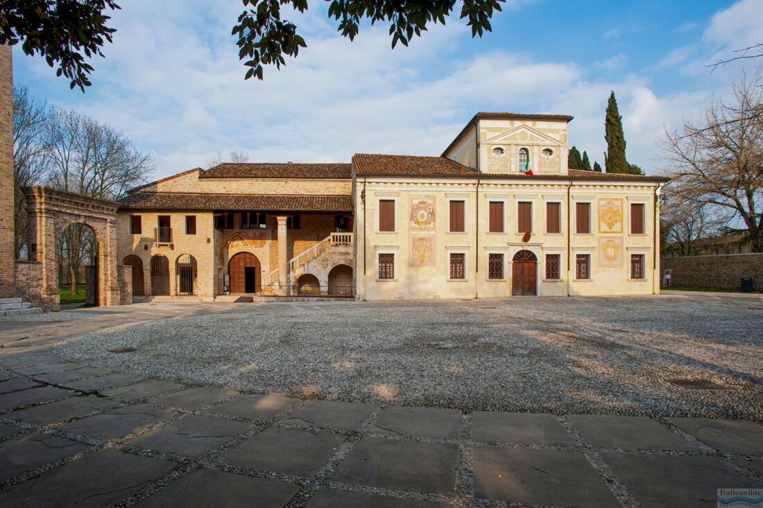 Sesto al Reghena - Piazza castello - fasada Santa Maria w opactwie Silvis