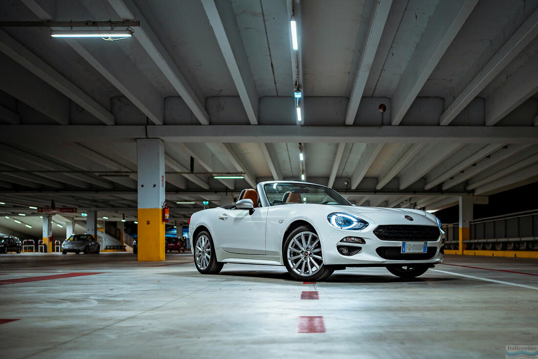 Fiat 124 Spider na parkingu, Abruzja, Włochy