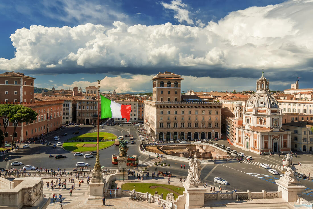 Włoska flaga na Piazza Venezia w centrum Rzymu