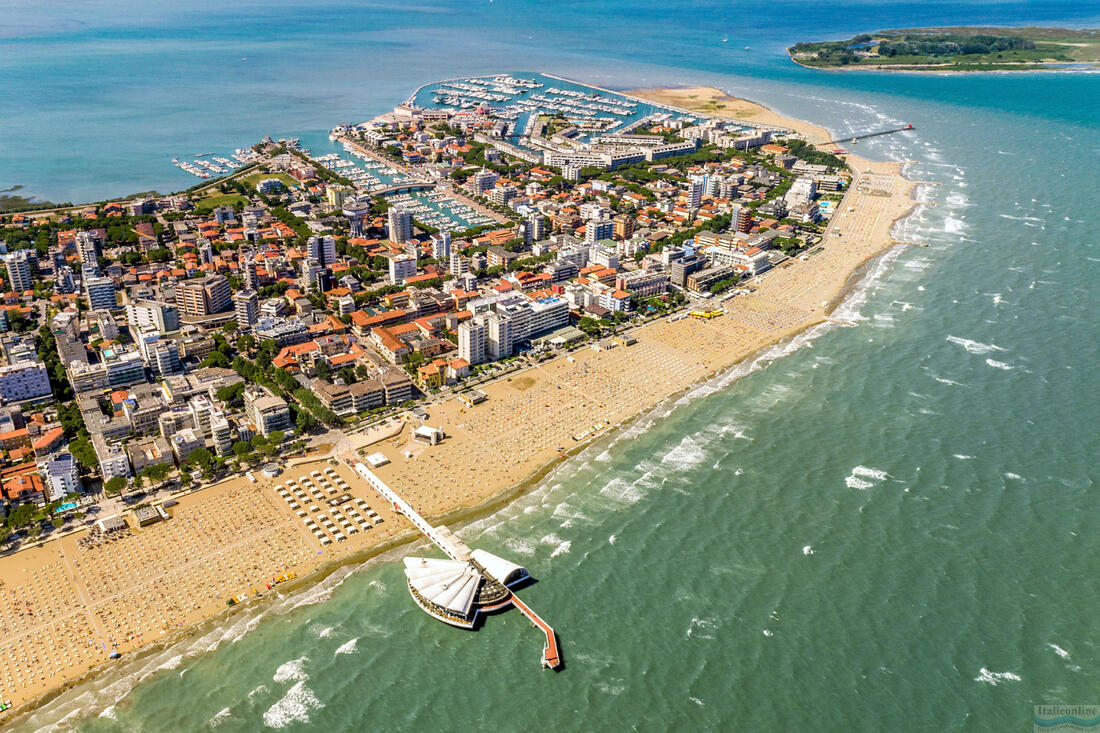 Widok z lotu ptaka na plaże w Lignano Sabbiadoro