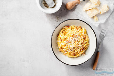 Pasta Carbonara a Cacio e Pepe. Symbole kuchni rzymskiej