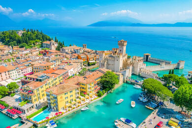 Sirmione? Zabytki, kąpiele termalne i plaże jak na Jamajce!