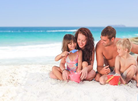 Młoda rodzina na włoskiej plaży